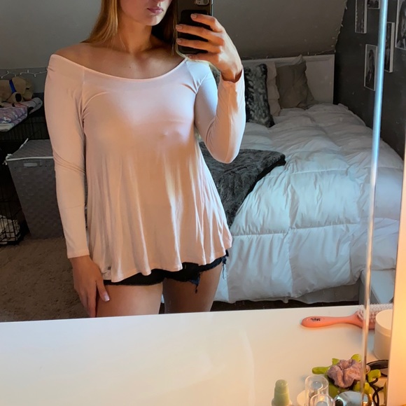 Soft & Sexy off the shoulder top - Picture 2 of 4